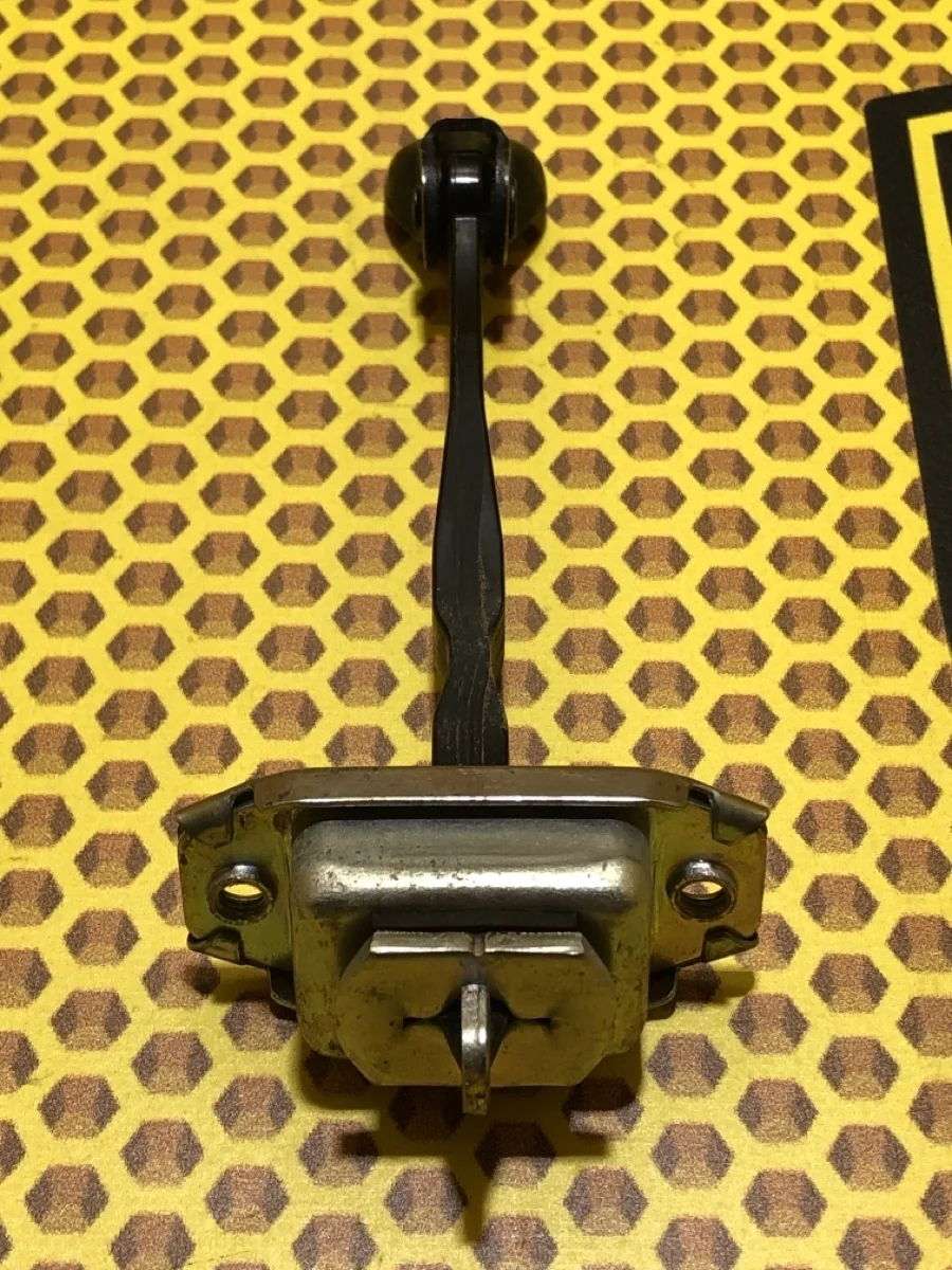 Ограничитель двери Nissan Qashqai 2017 824304EA0A J11 MR20DD, задний