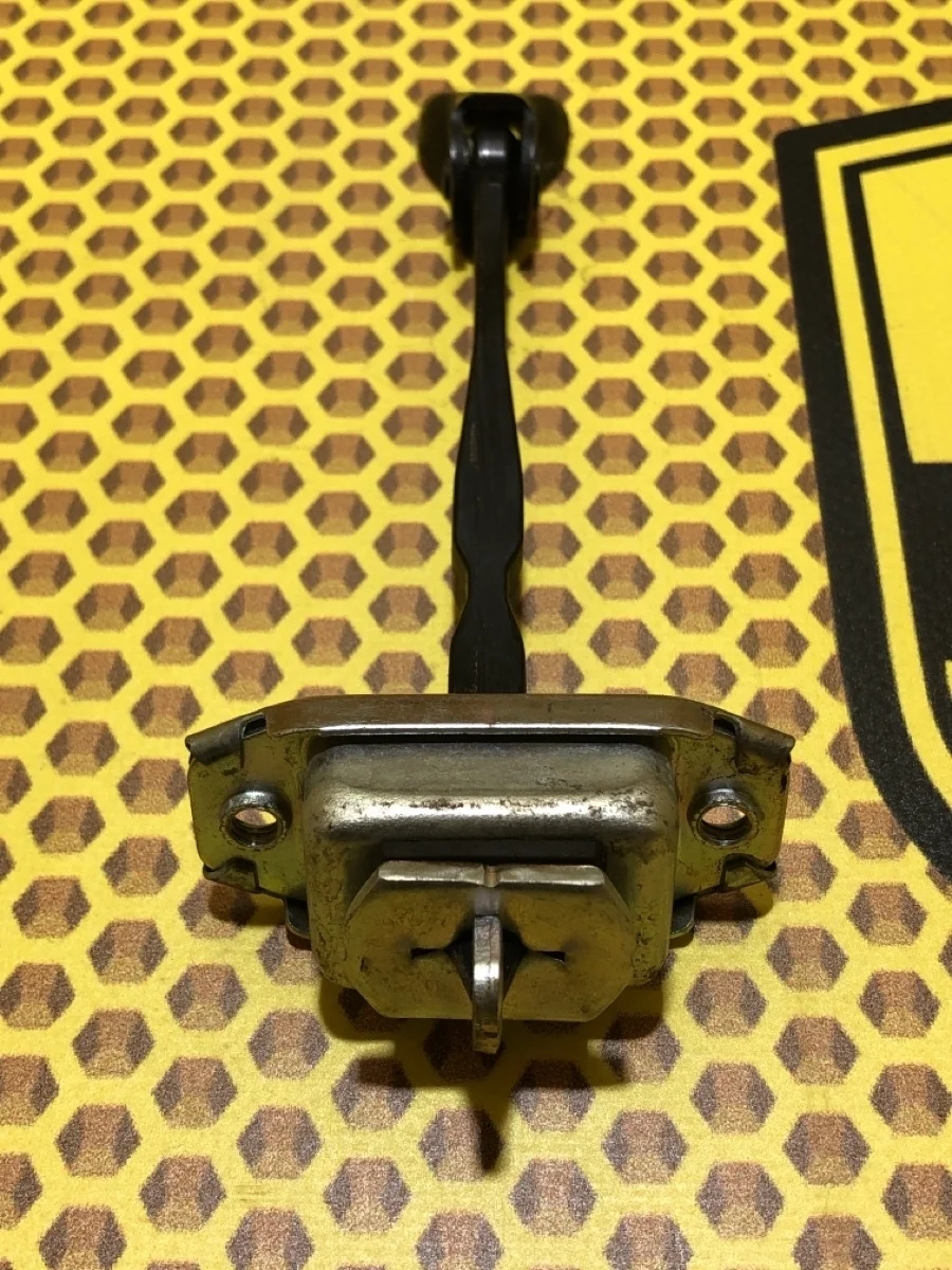 Ограничитель двери Nissan Qashqai 2017 824304EA0A J11 MR20DD, задний