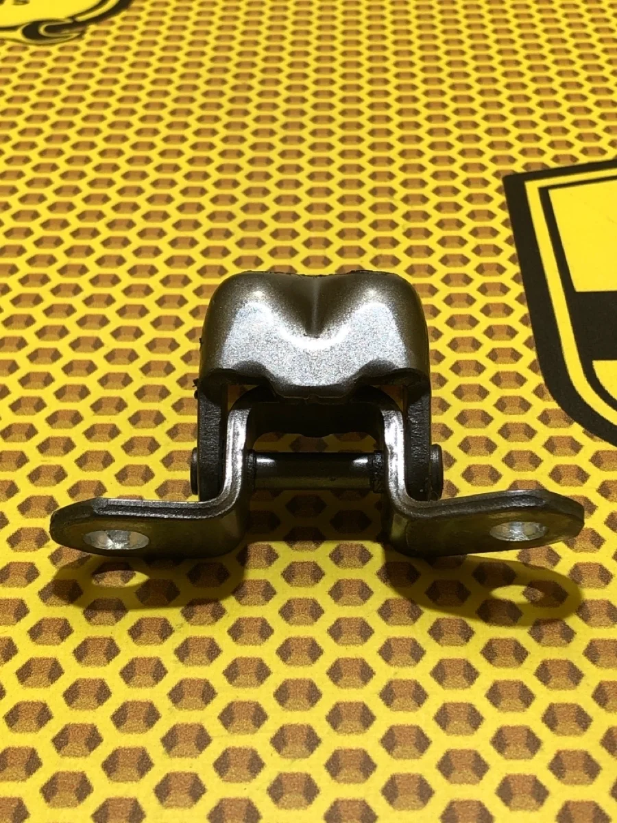 Петля двери задняя нижняя Nissan Qashqai 2017 824214EA0A J11 MR20DD, левая