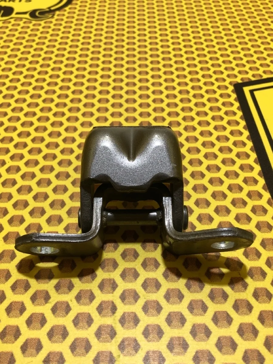 Петля двери передняя нижняя Nissan Qashqai 2017 824204EA0A J11 MR20DD, левая