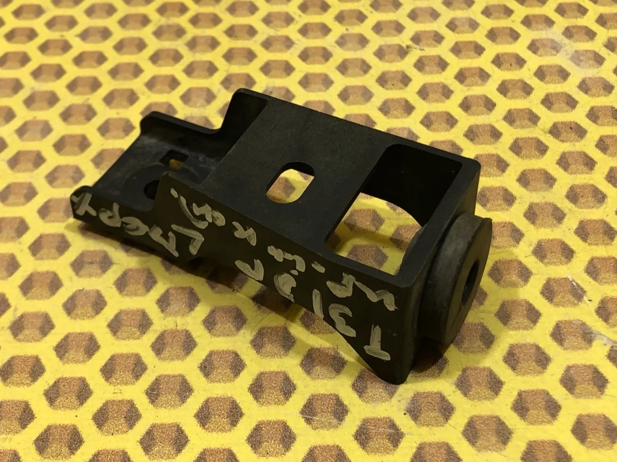 Кронштейн радиатора кондиционера Nissan X-TRAIL 2008 92113JG00A T31 MR20DE, левый