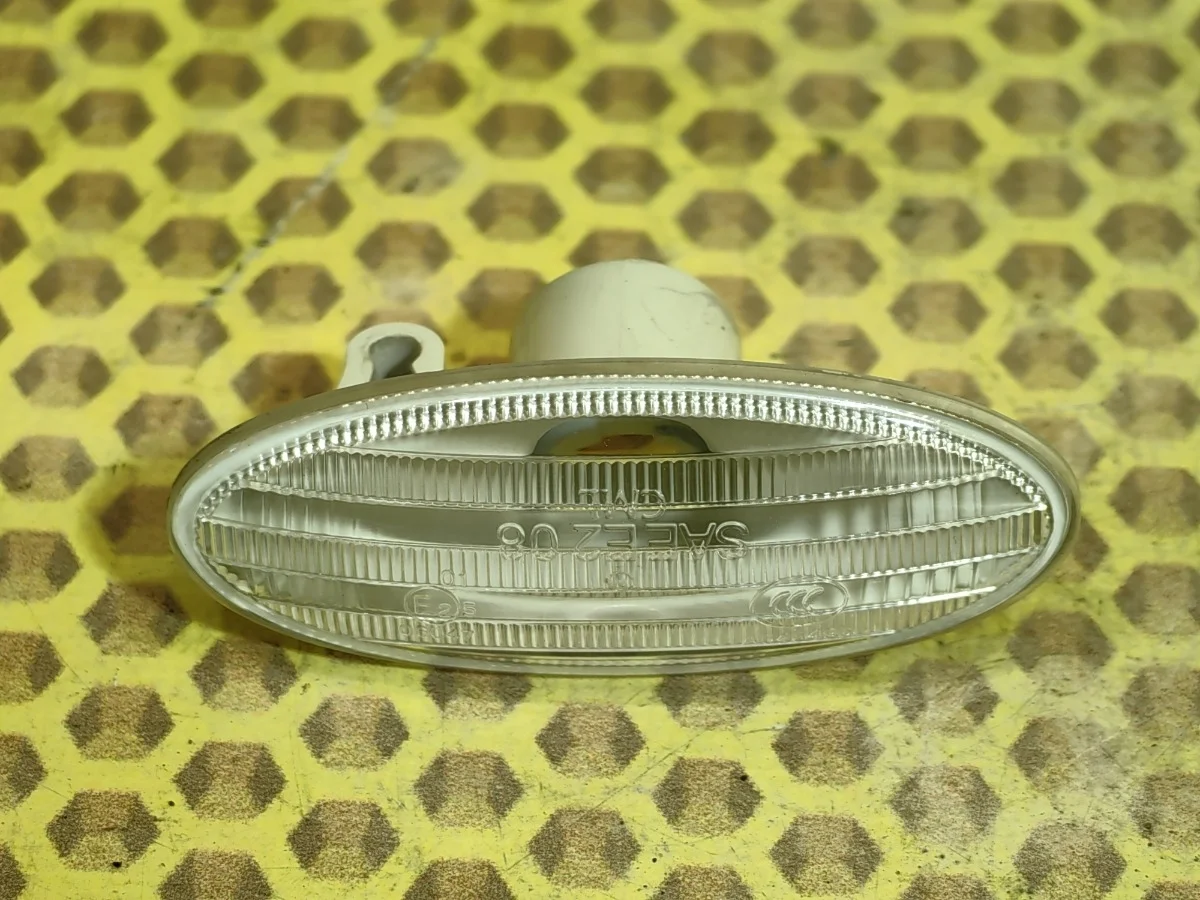 Поворотник в крыло Nissan Qashqai 2010 261608990A J10 MR20DE, левый