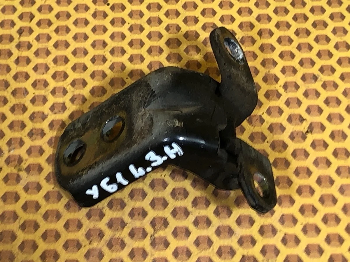 Петля двери Nissan Patrol 2004 824212J000 Y61 ZD30DDTI, задняя левая