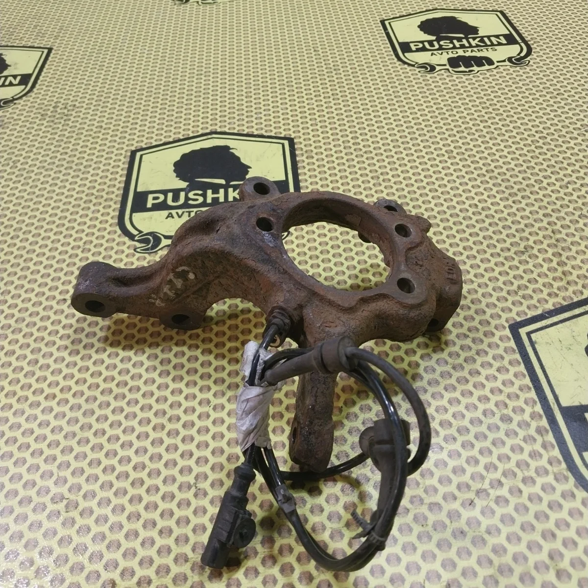 Кулак поворотный цапфа Nissan Tiida 2009 40014ED000 C11, передний правый