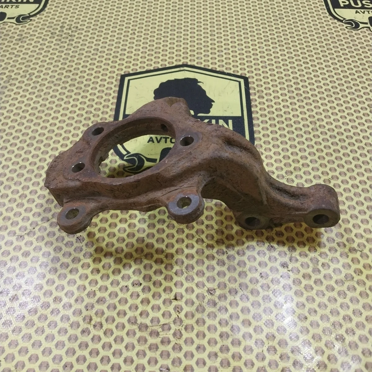 Кулак поворотный цапфа Nissan Tiida 2009 40014ED000 C11, передний правый