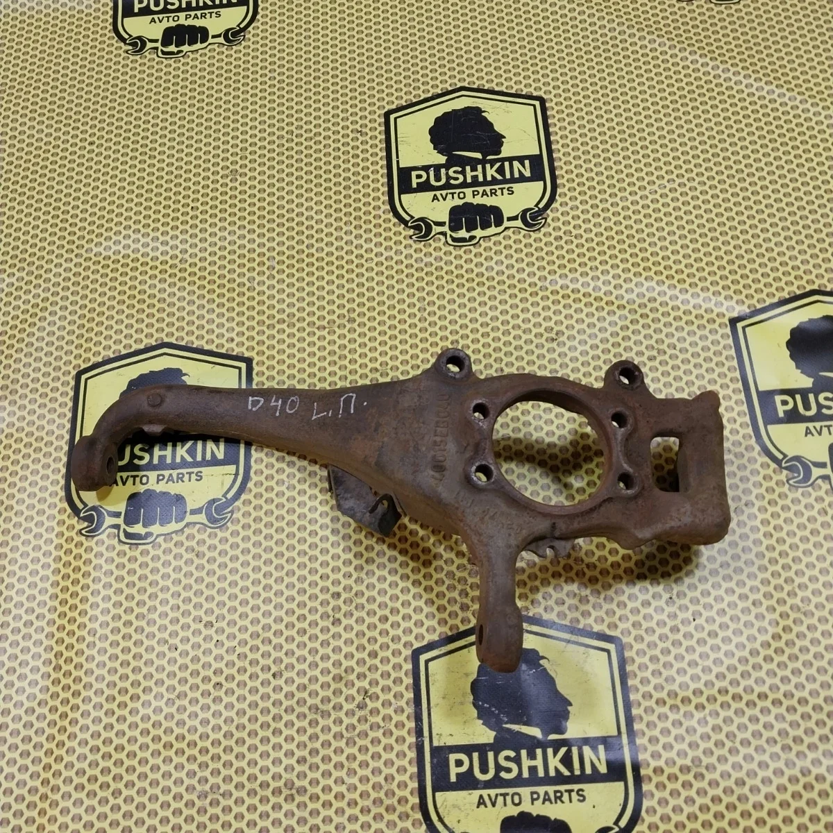 Кулак поворотный цапфа Nissan Navara 2009 400155X00C D40M, передний левый