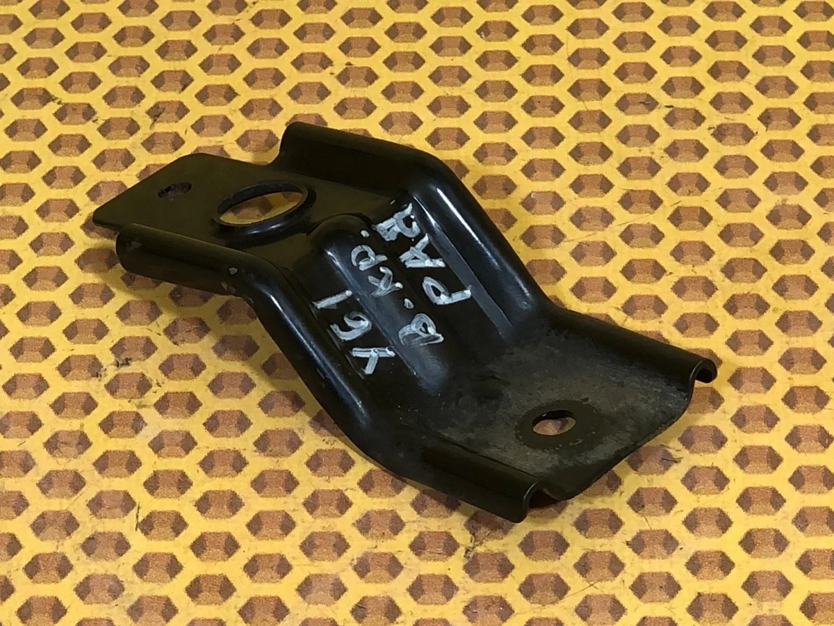 Кронштейн радиатора верхний Nissan Patrol 2004 21543VB010 Y61 ZD30DDTI