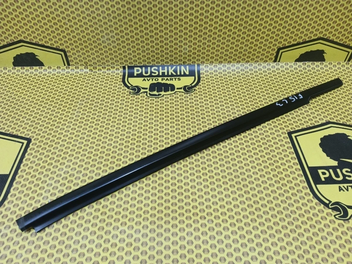 Бархотка внешняя Nissan Juke 2013 828211KA0A F15 HR16DE, задняя левая