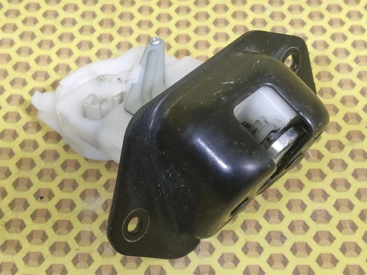 Замок багажника Nissan Juke 2013 90502EN00A F15 HR16DE