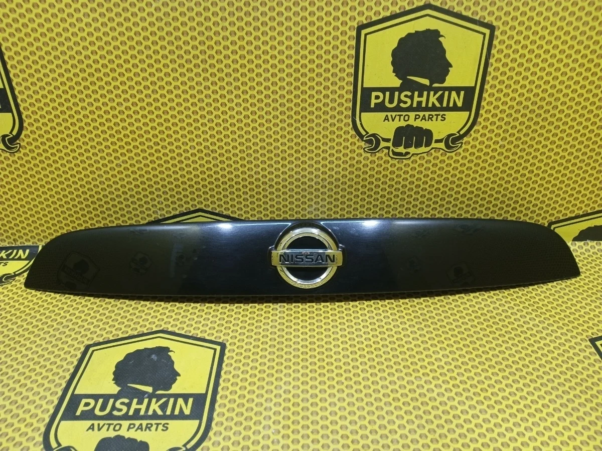 Накладка крышки багажника Nissan Juke 2013 908121KA6H F15 HR16DE