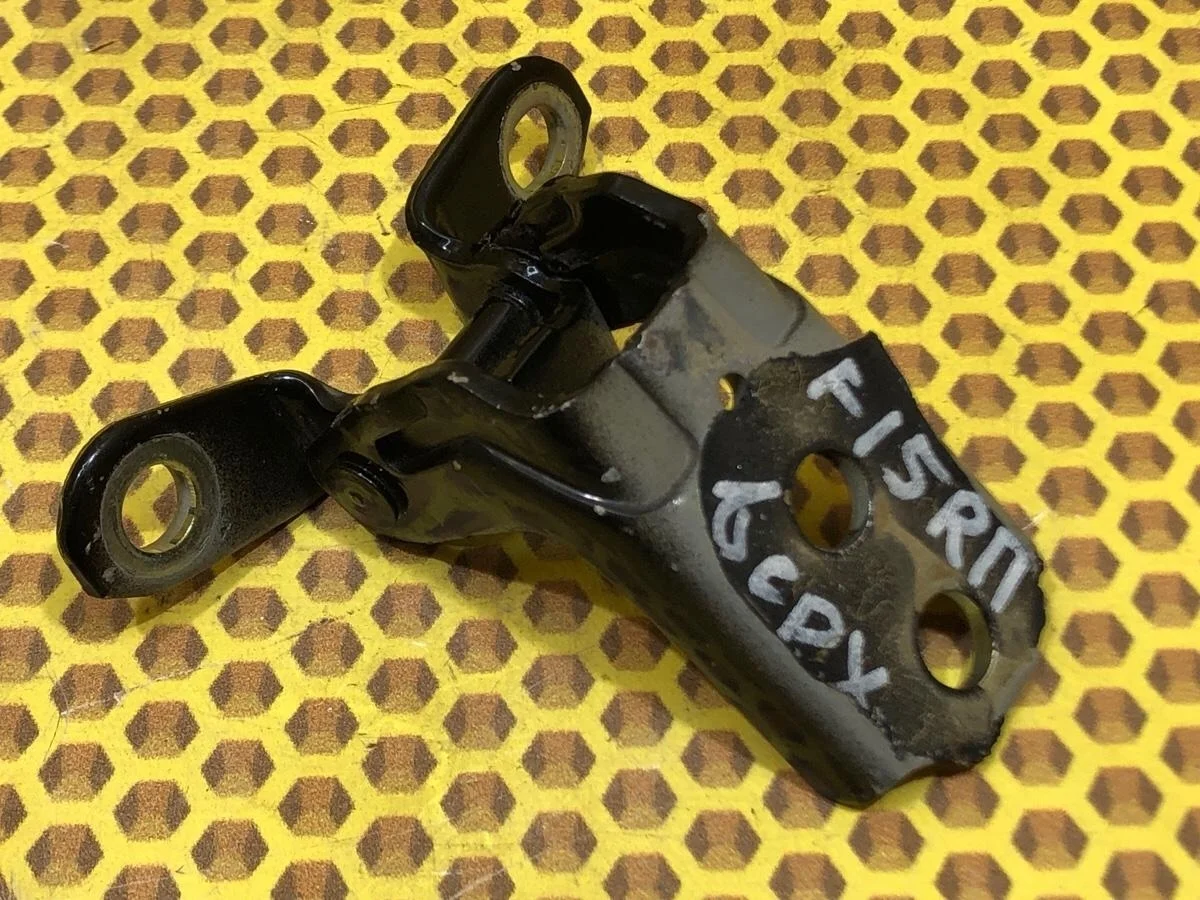 Петля двери передняя верхняя Nissan Juke 2013 824214EA0A F15 HR16DE, передняя правая