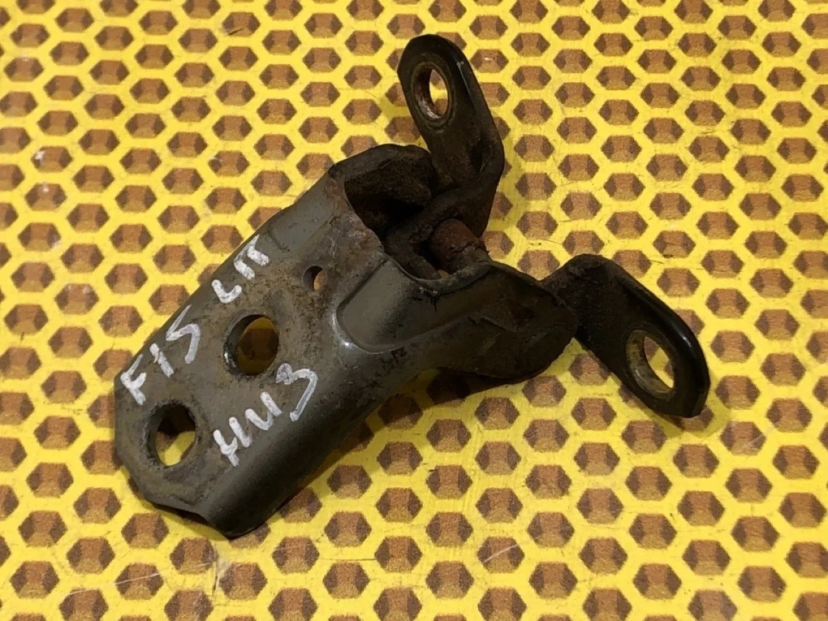 Петля двери передняя нижняя Nissan Juke 2013 824214EA0A F15 HR16DE, передняя левая