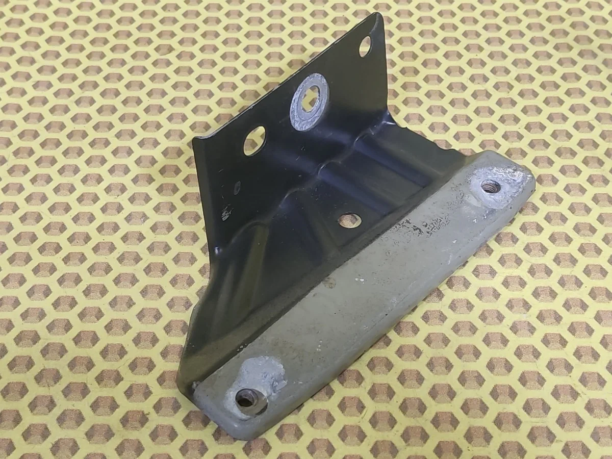 Кронштейн крыла Nissan Qashqai 2008 F3181JD0M0 J10E K9K, левый