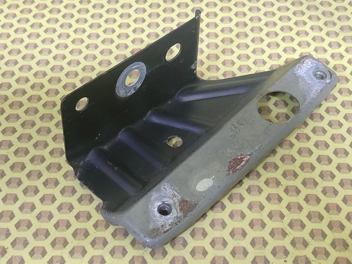 Кронштейн крыла Nissan Qashqai 2008 F3180JD0M0 J10E K9K, правый