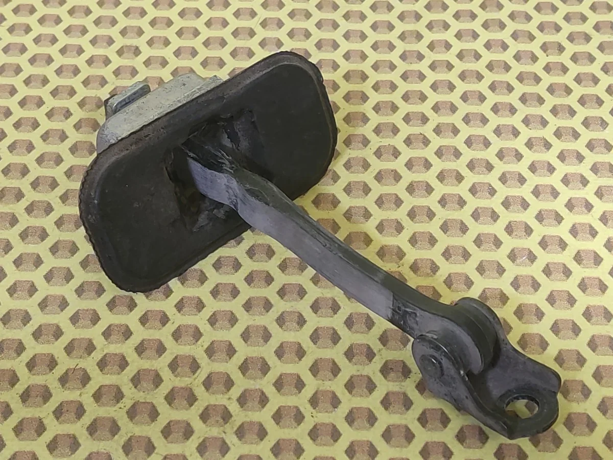 Ограничитель двери Nissan Qashqai 2008 82430JD000 J10E K9K, задний правый