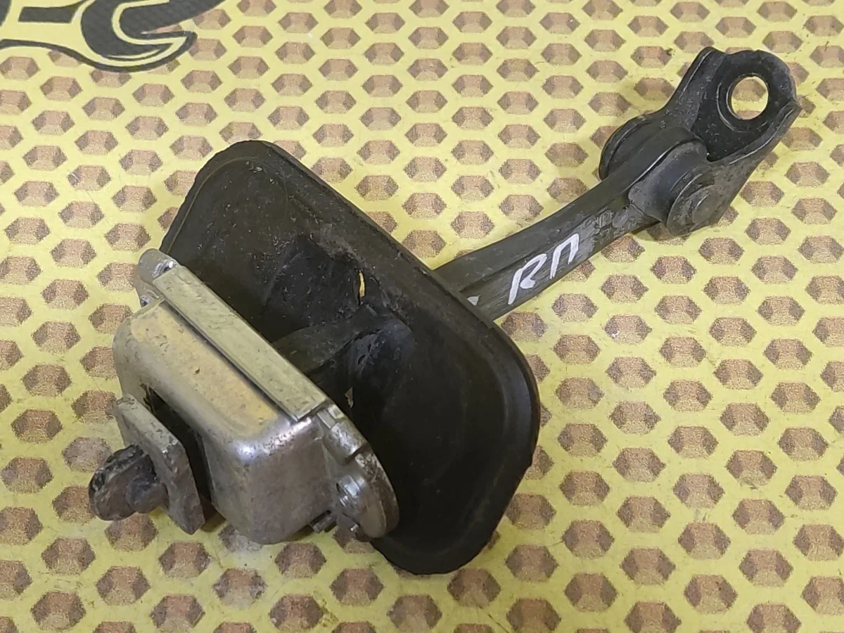 Ограничитель двери Nissan Qashqai 2008 80430JD000 J10E K9K, передний правый