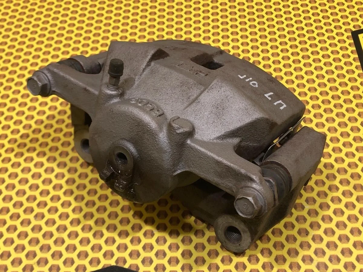 Суппорт Nissan Qashqai 2008 41011JD00A J10E K9K, передний левый