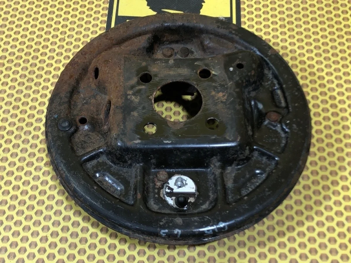 Щит тормозной Nissan Almera 2014 4101100Q0F G15 K4M, задний левый