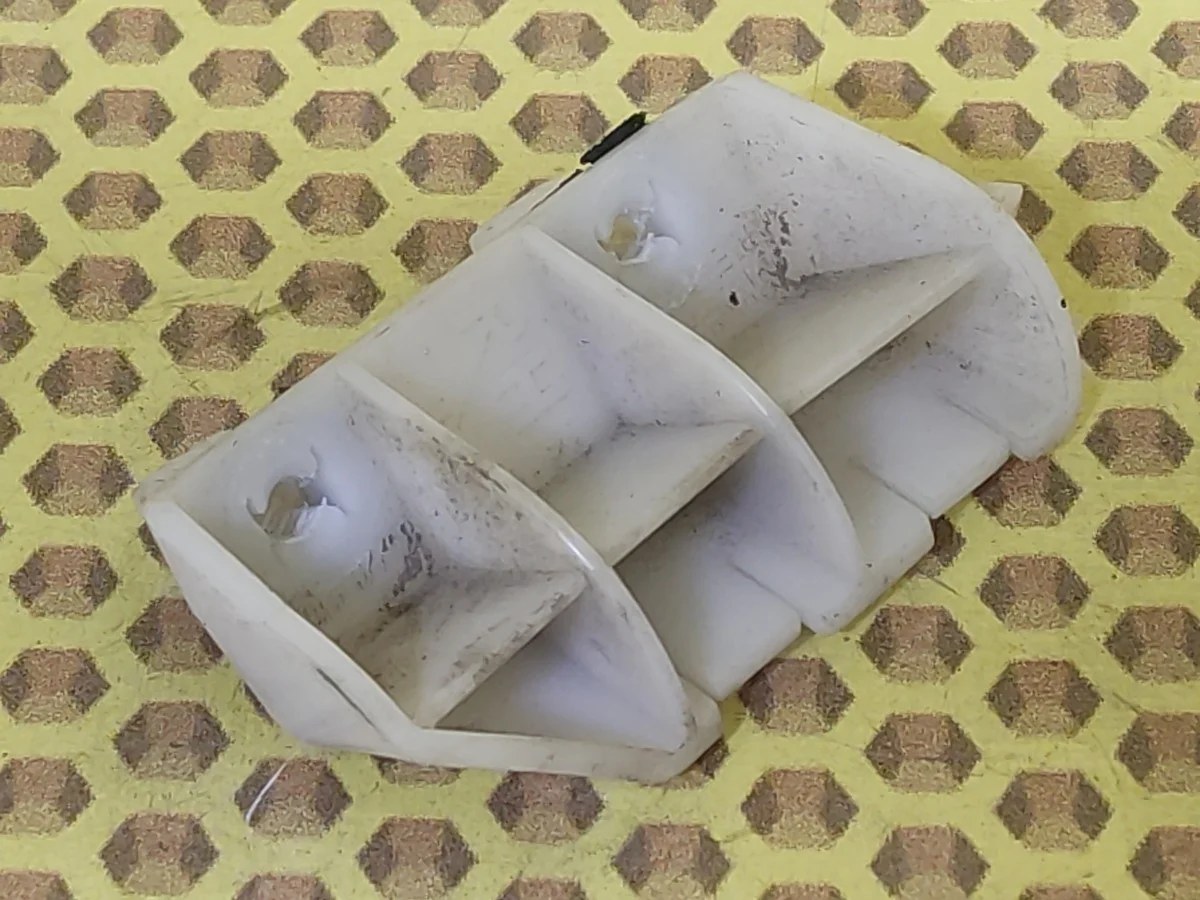 Крепление бампера Nissan Qashqai 2008 85226JD00A J10E K9K, заднее правое