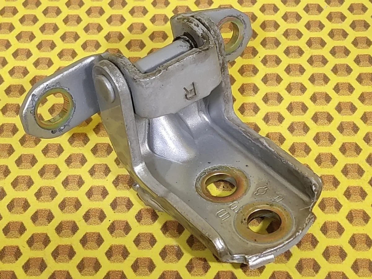 Петля двери задняя нижняя Nissan Maxima 2003 824214P000 A33 VQ20DE, задняя левая