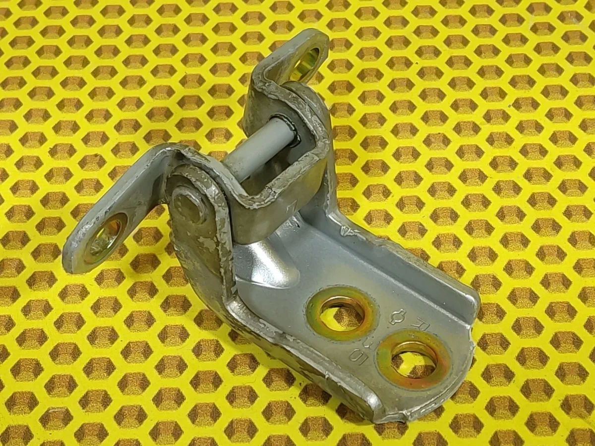 Петля двери задняя нижняя Nissan Maxima 2003 824204P000 A33 VQ20DE, задняя правая