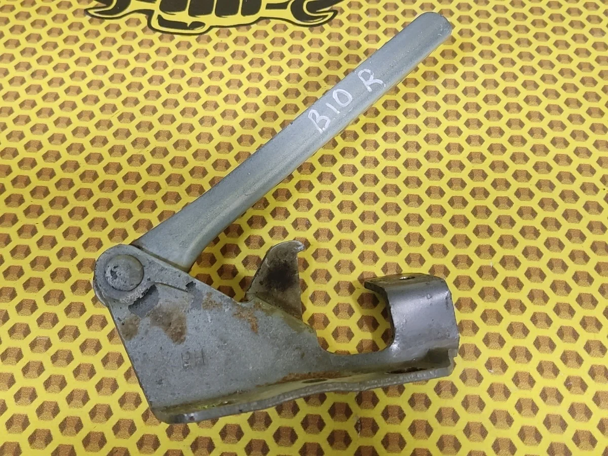 Петля капота Nissan Almera Classic 2006 6540095F0A B10 QG16DE, правая