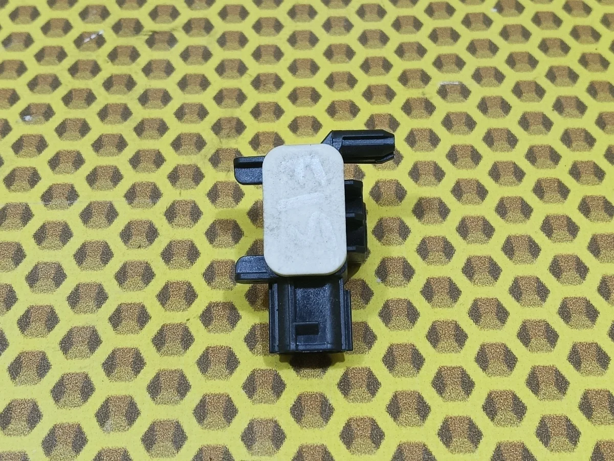 Датчик удара AIRBAG SRS Nissan Juke 2012 K88301EA0A F15 MR16DDT