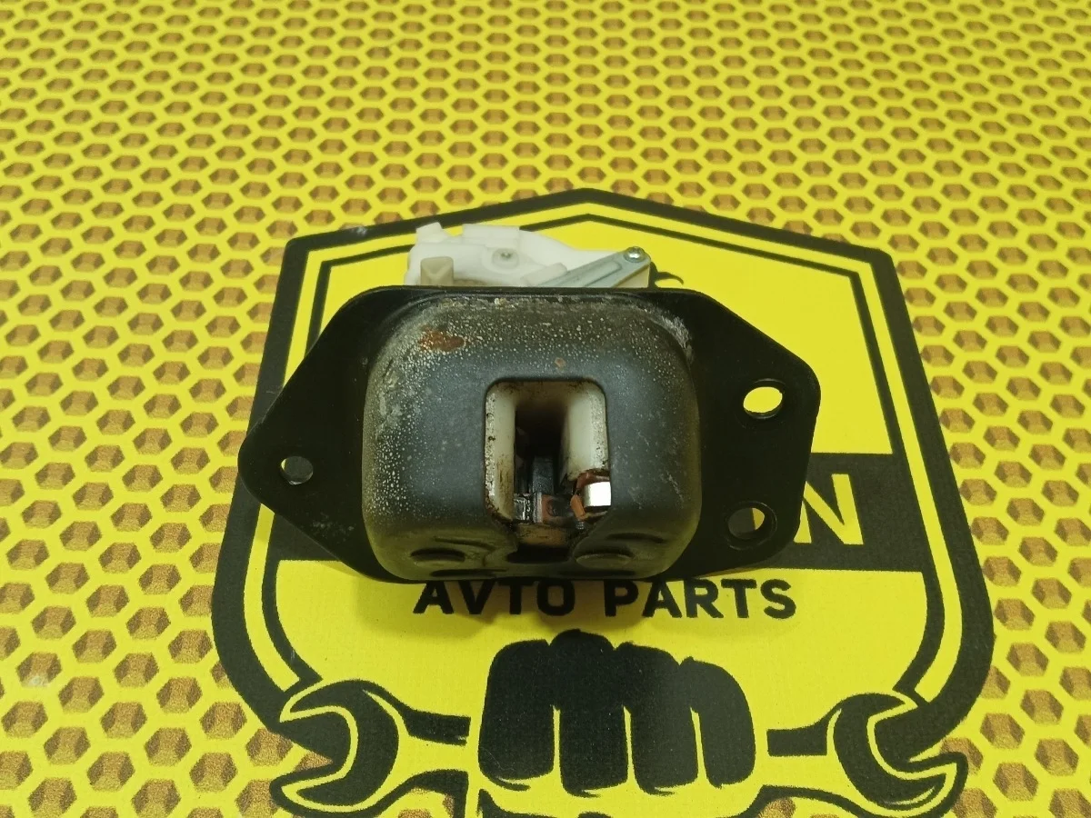 Замок багажника Nissan Juke 2012 90502EN00A F15 MR16DDT