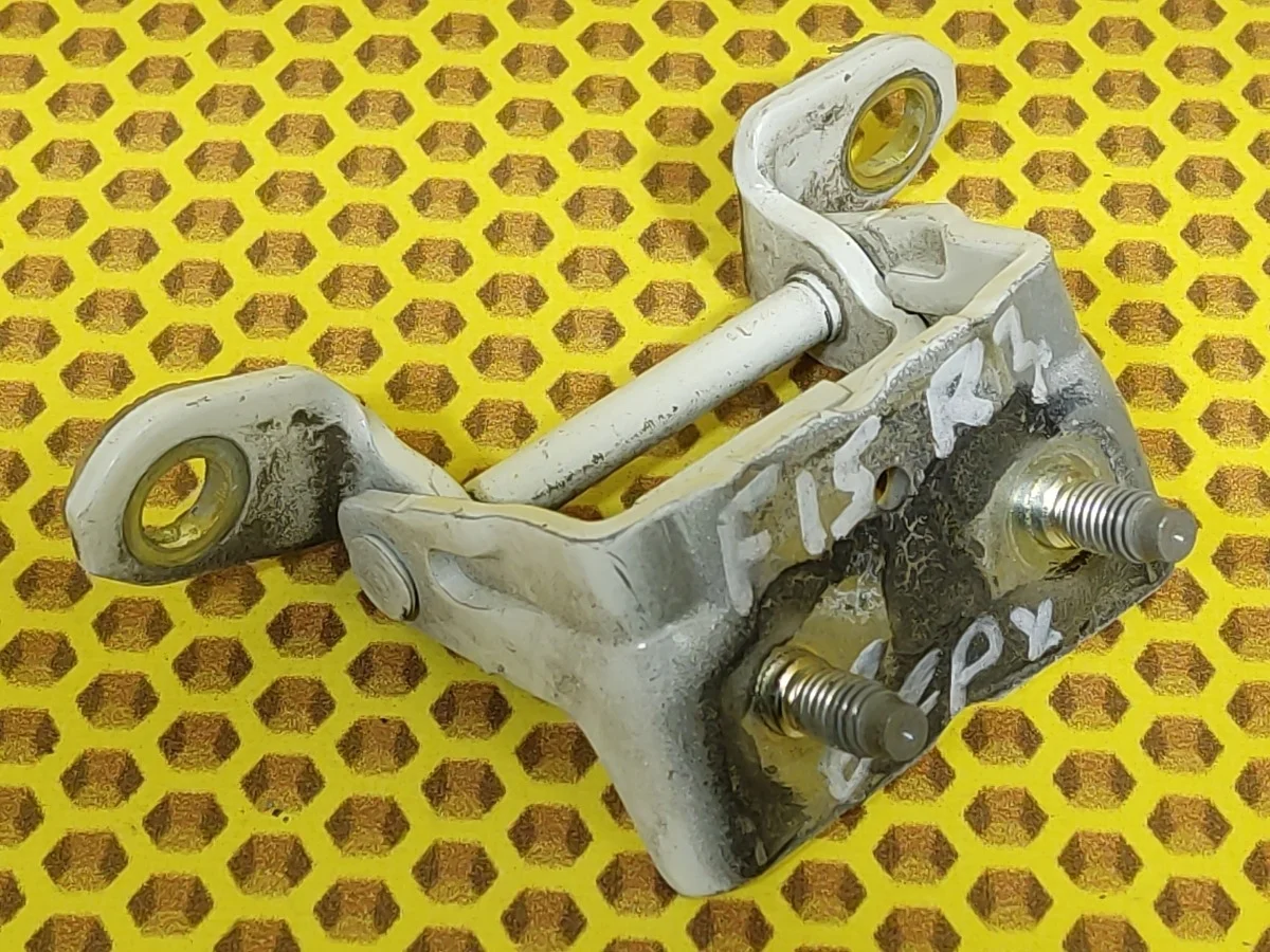 Петля двери задняя верхняя Nissan Juke 2012 824001KA0A F15 MR16DDT, задняя правая