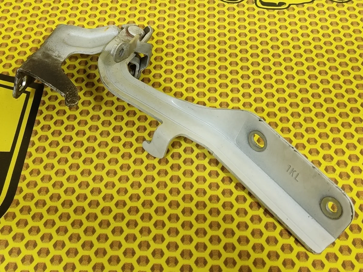 Петля капота Nissan Juke 2012 65401BA60A F15 MR16DDT, левая