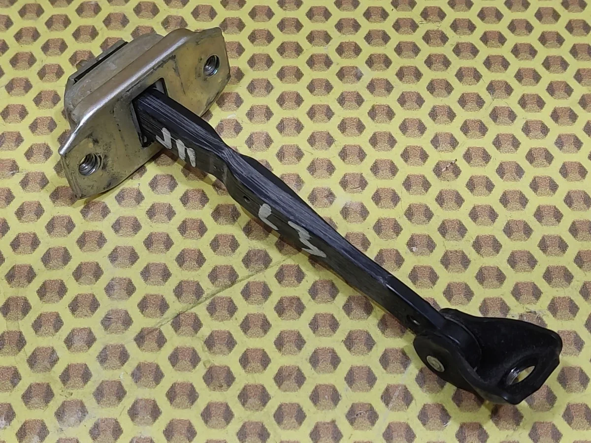 Ограничитель двери Nissan Qashqai 2014 824304EA0A J11 HRA2DDT, задний левый