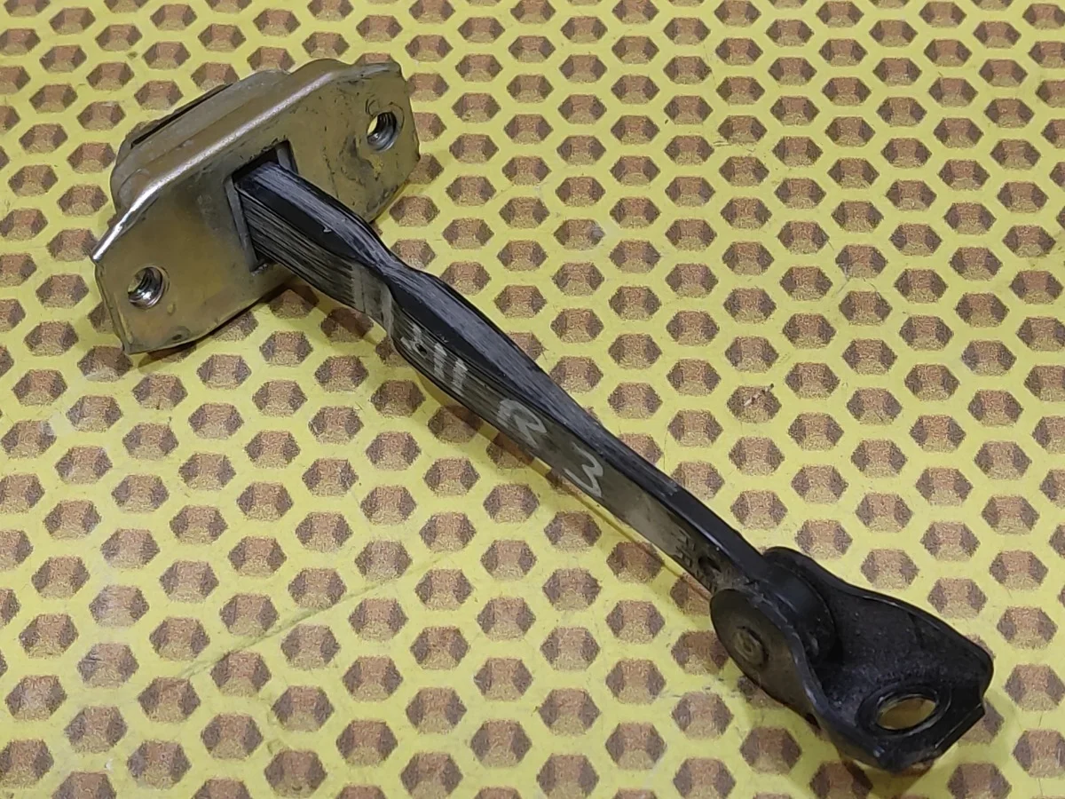 Ограничитель двери Nissan Qashqai 2014 824304EA0A J11 HRA2DDT, задний правый