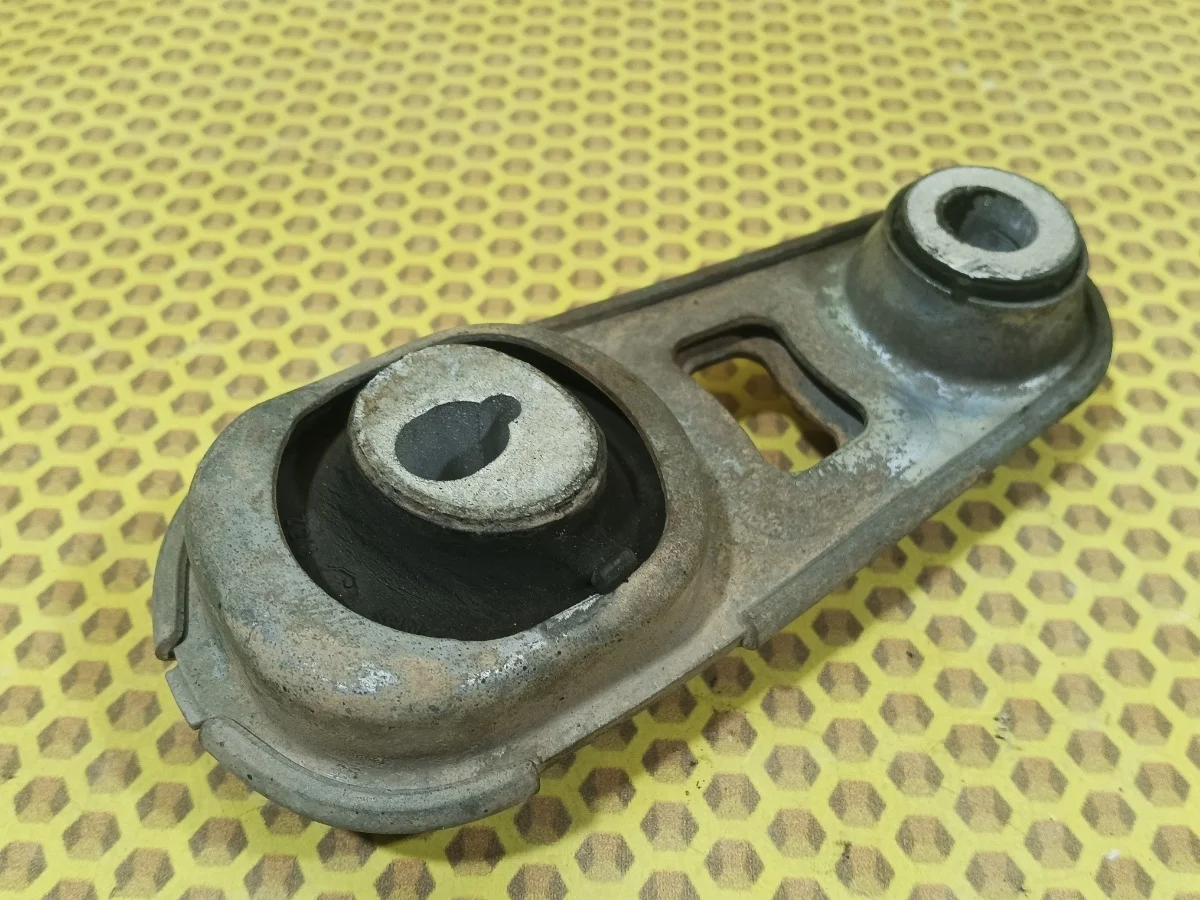 Опора двигателя задняя Nissan Qashqai 2014 112383734R J11 HRA2DDT, задняя