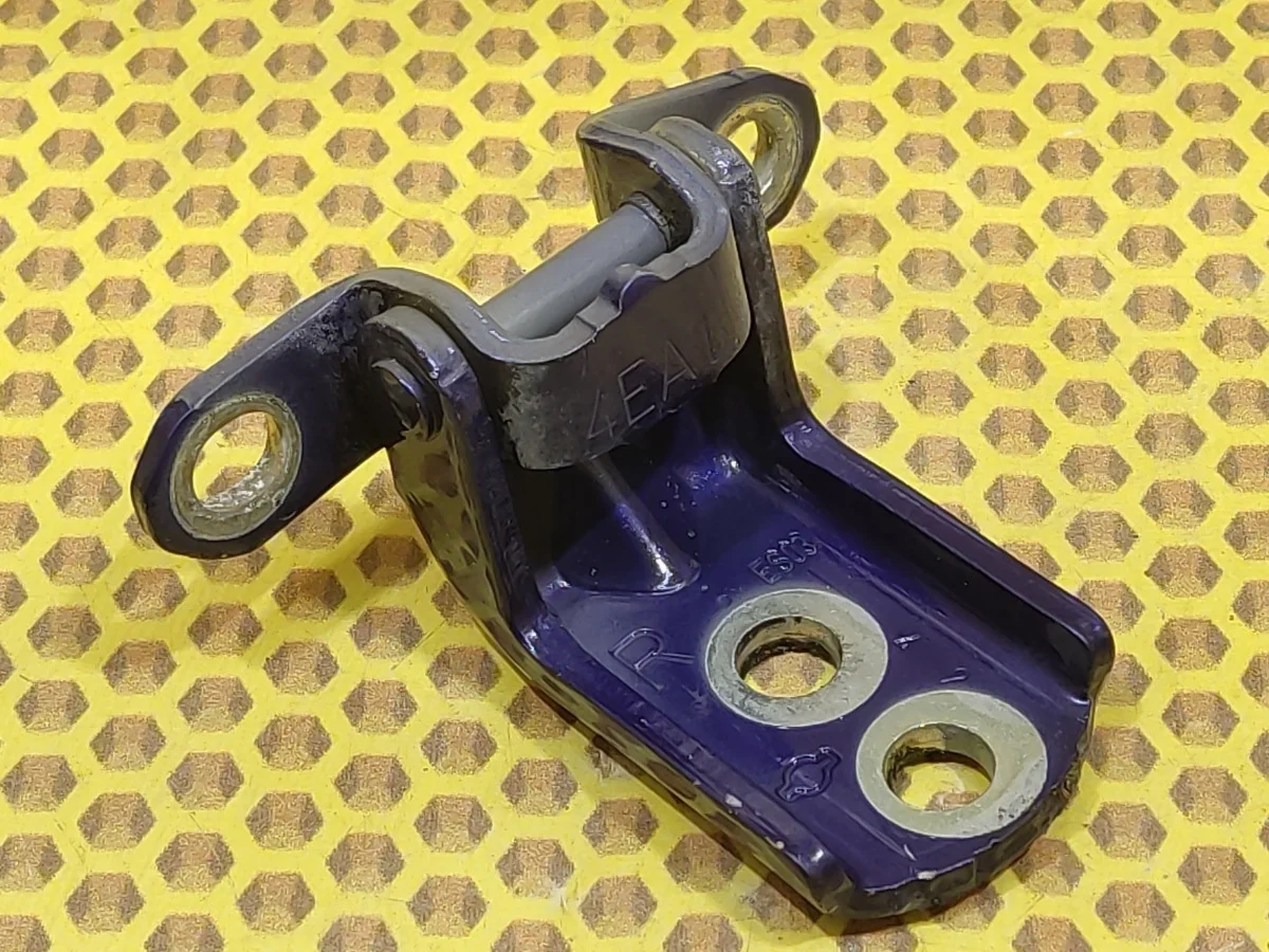 Петля двери задняя нижняя Nissan Qashqai 2014 824204EA0A J11 HRA2DDT, левая