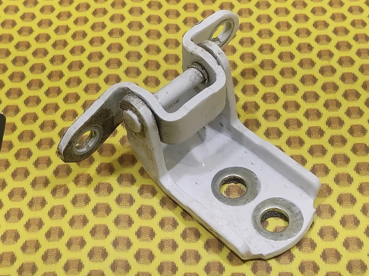 Петля двери задняя нижняя Nissan X-Trail 2013 824204P00A T31 MR20DE, правая