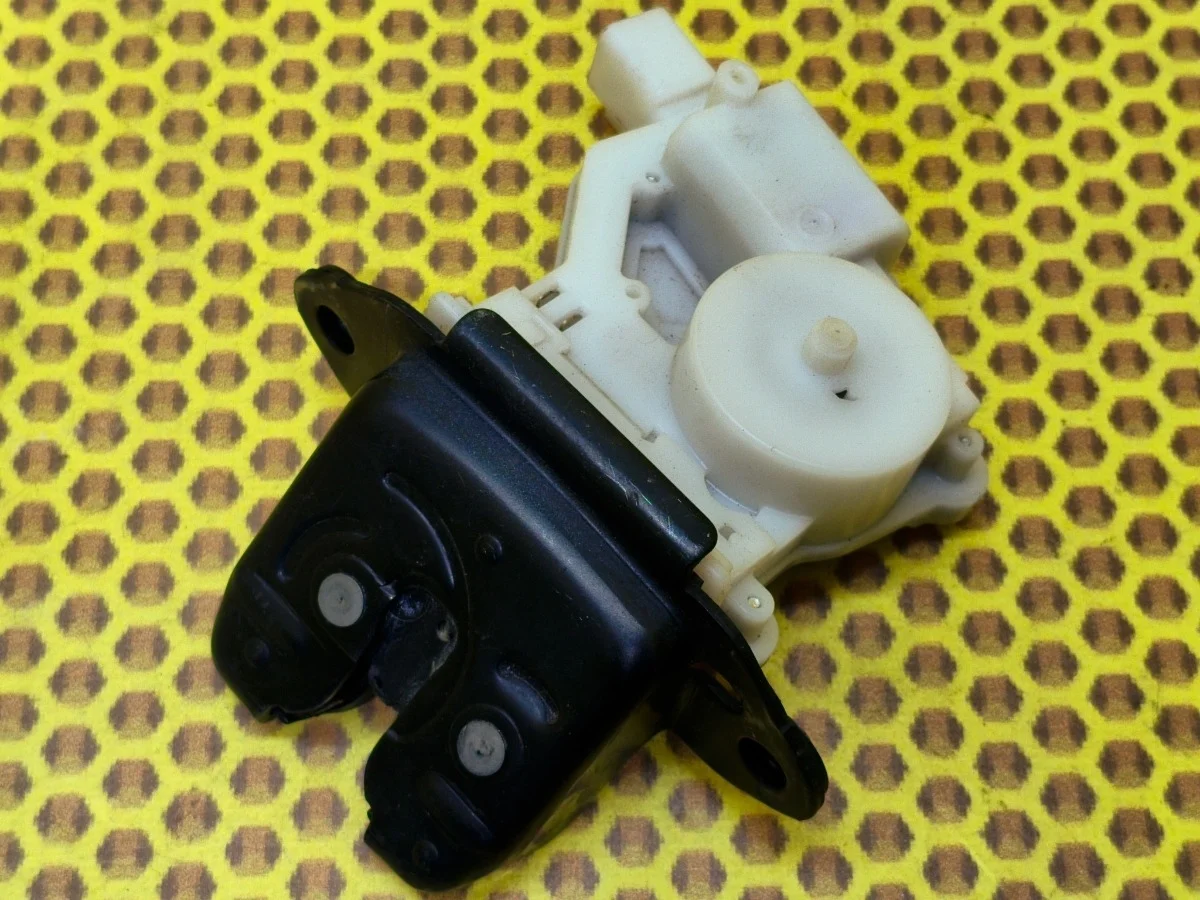 Замок багажника Nissan Qashqai 2018 905024EA1B J11 MR20DD