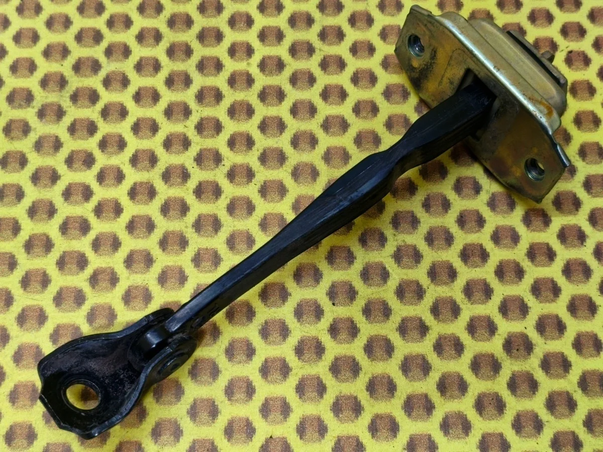 Ограничитель двери Nissan Qashqai 2018 824304EA0A J11 MR20DD, задний левый