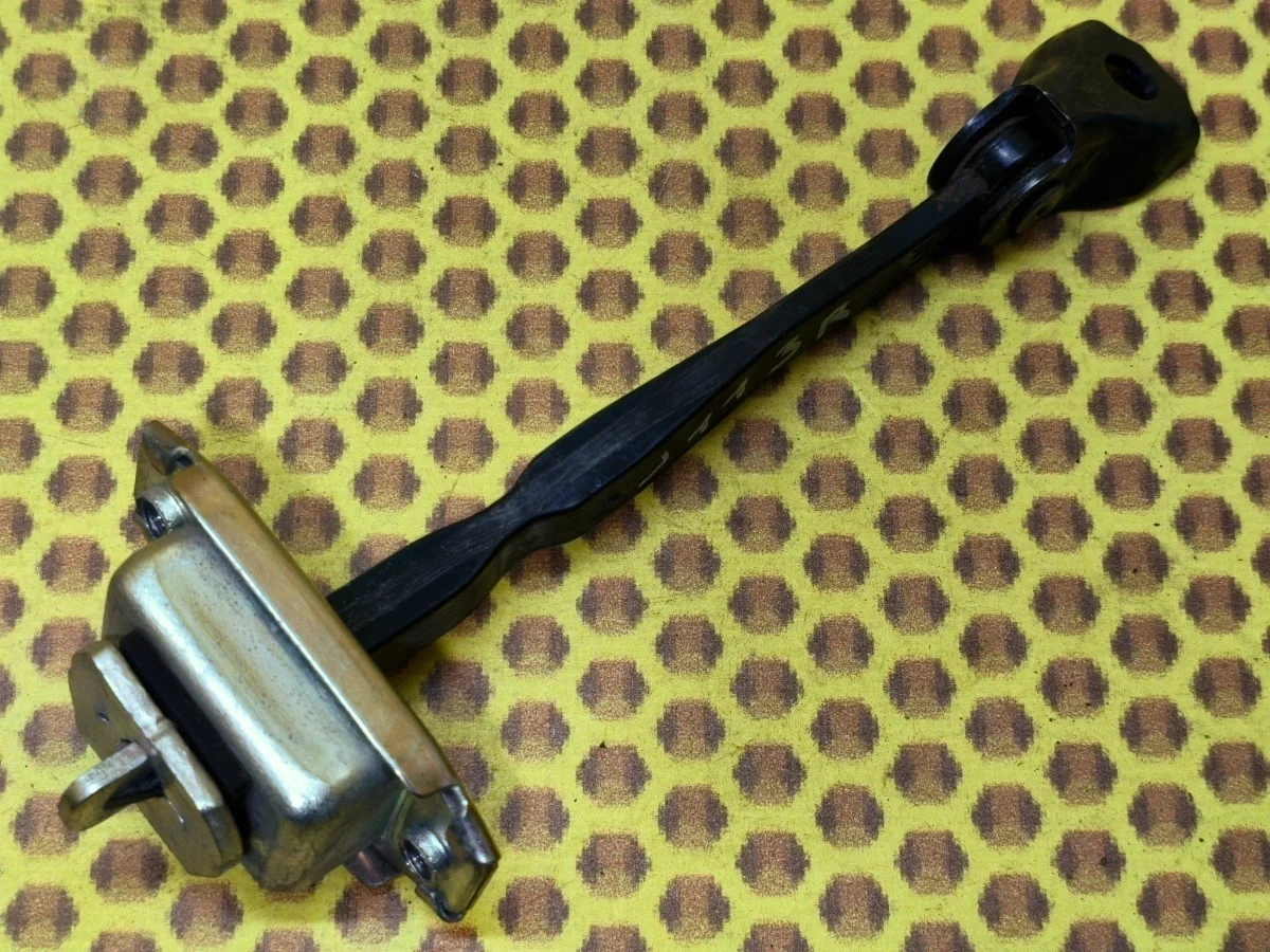 Ограничитель двери Nissan Qashqai 2018 824304EA0A J11 MR20DD, задний правый