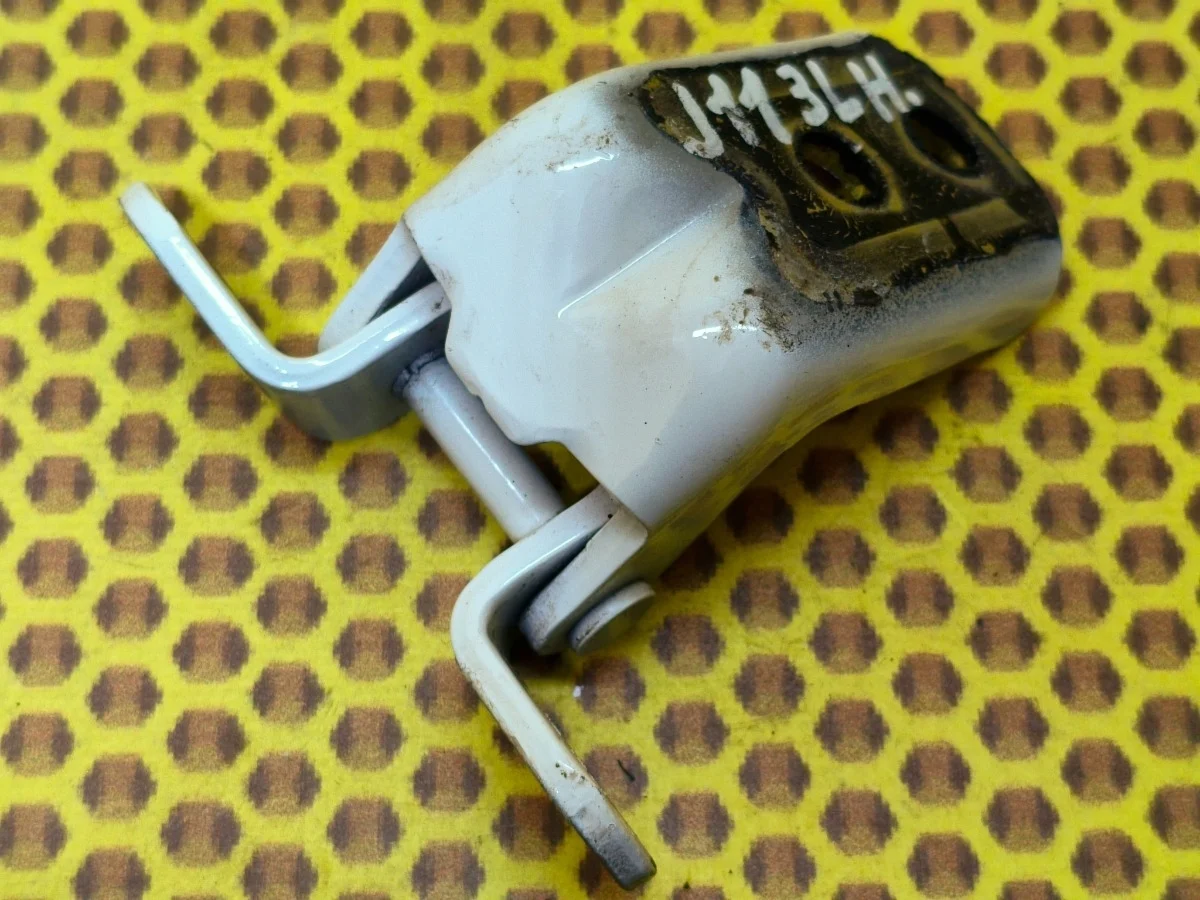 Петля двери задняя нижняя Nissan Qashqai 2018 824214EA0A J11 MR20DD, левая