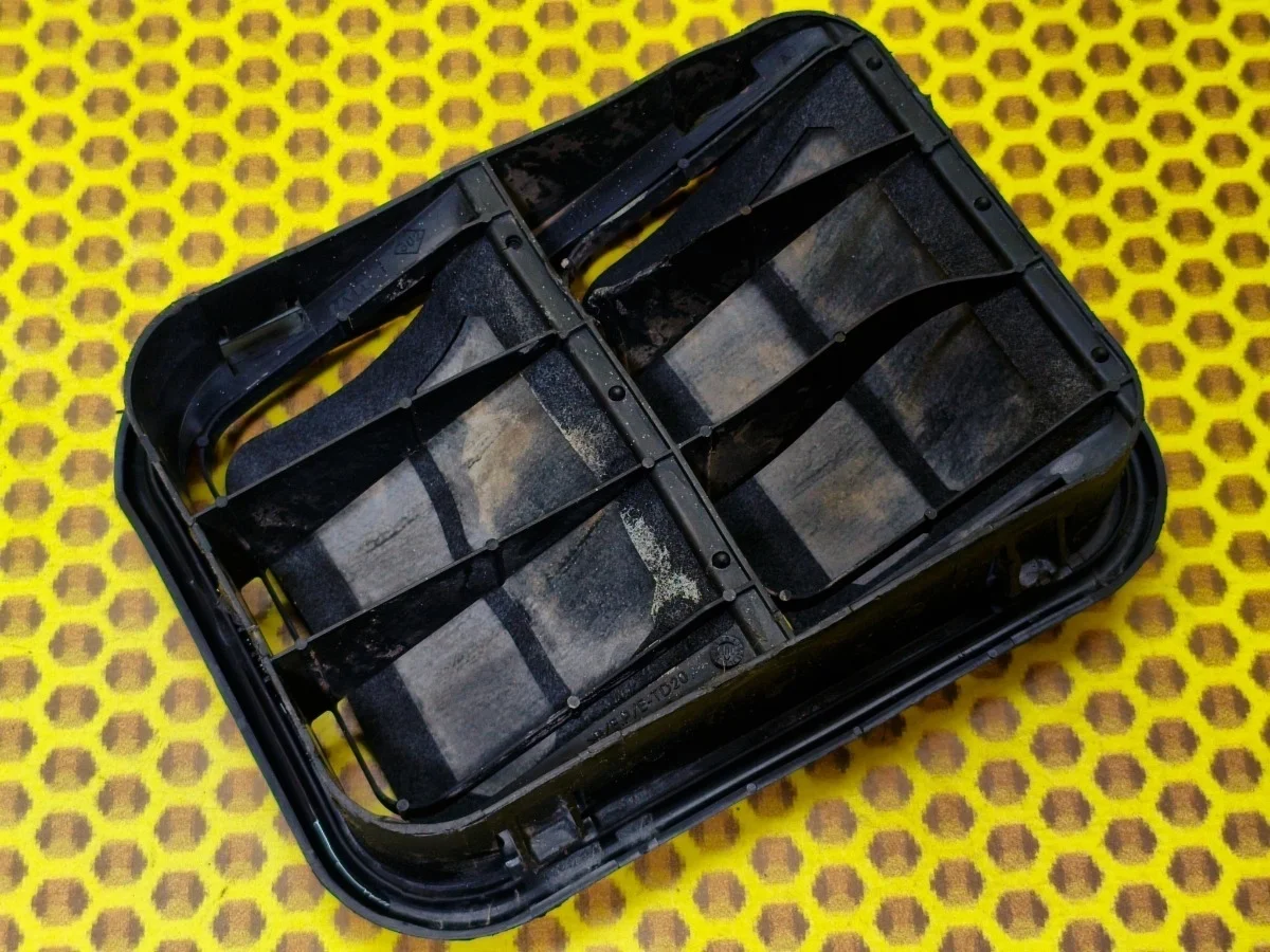 Решетка вентиляционная Nissan Qashqai 2018 76804JD00A J11 MR20DD, задняя левая