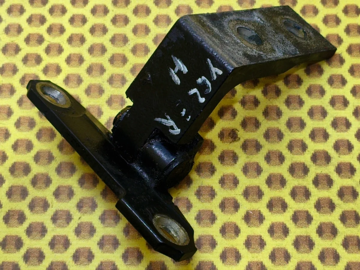 Петля двери задняя нижняя Nissan Patrol 2013 82420JK000 Y62 VQ56VD, задняя правая