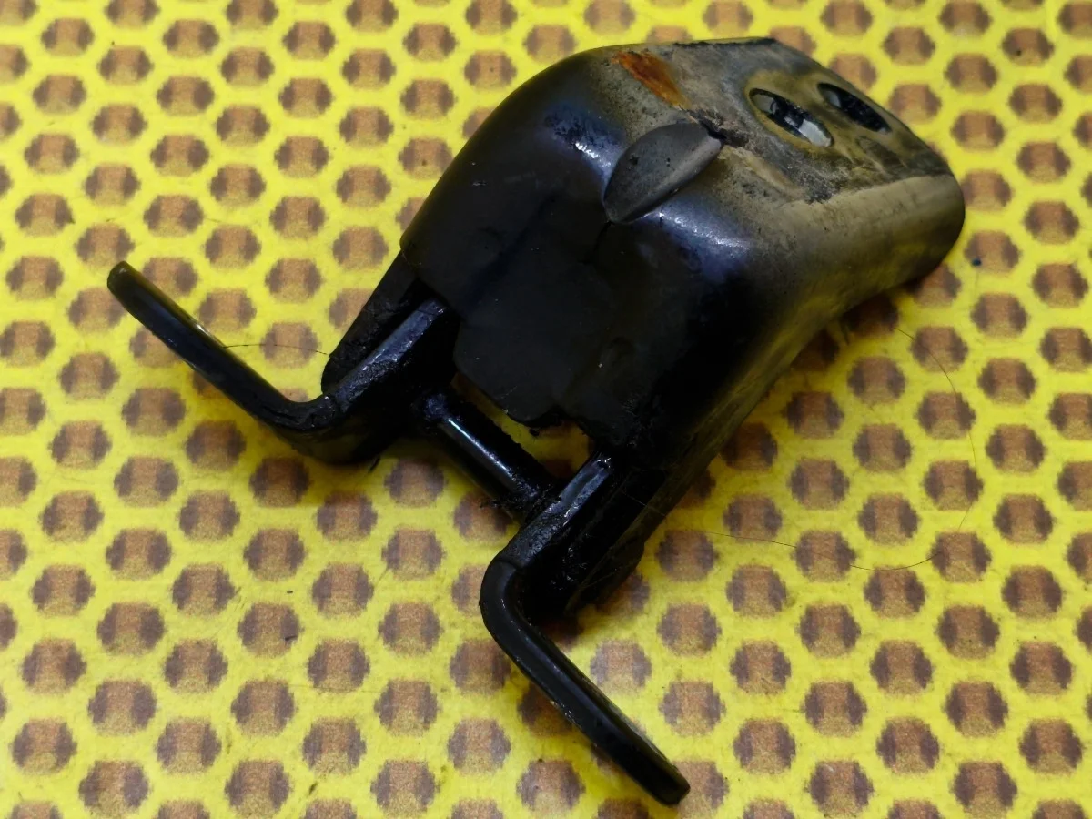 Петля двери передняя верхняя Nissan Patrol 2013 80401JK00A Y62 VQ56VD, передняя левая