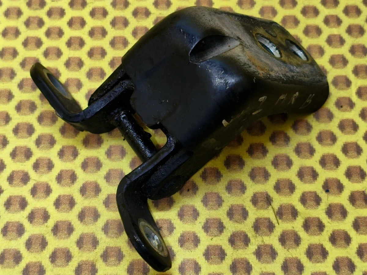 Петля двери передняя верхняя Nissan Patrol 2013 80400JK00A Y62 VQ56VD, передняя правая