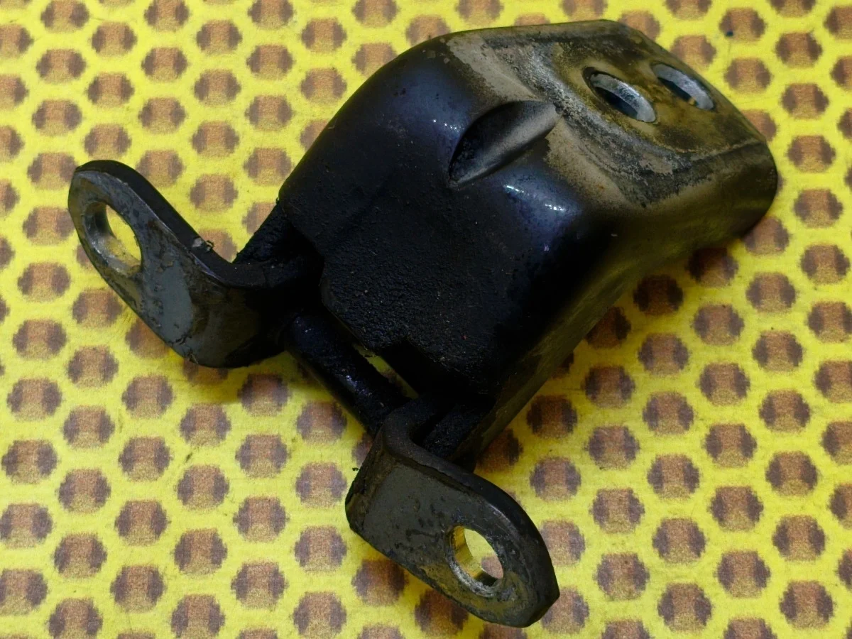 Петля двери передняя нижняя Nissan Patrol 2013 80400JK00A Y62 VQ56VD, передняя левая