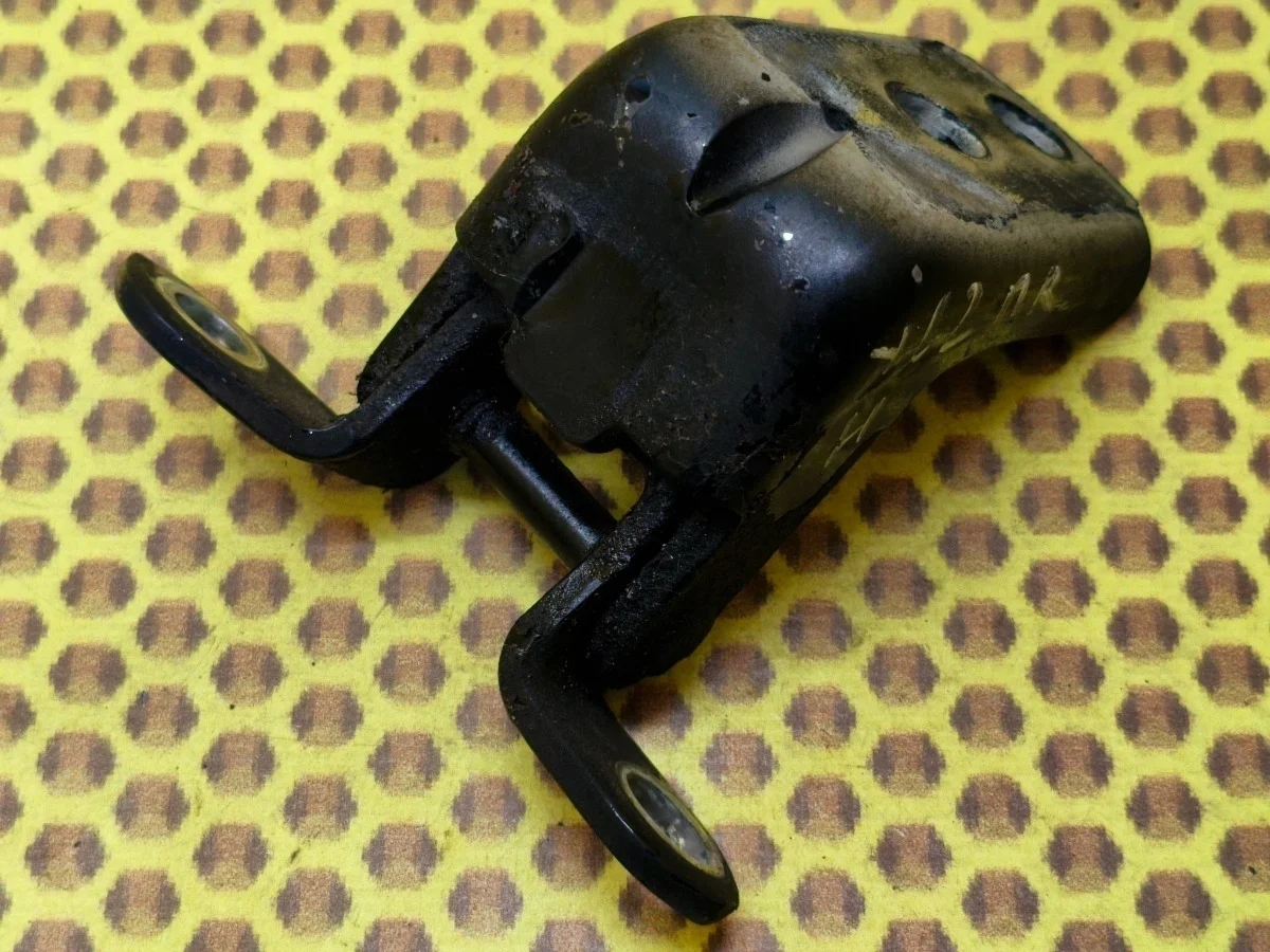 Петля двери передняя нижняя Nissan Patrol 2013 80401JK00A Y62 VQ56VD, передняя правая