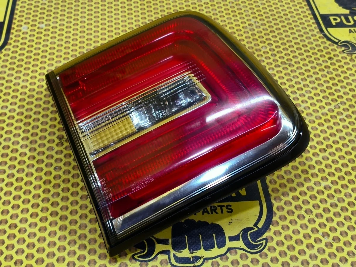 Фонарь крышки багажника Nissan Patrol 2013 265553ZD1B Y62 VQ56VD