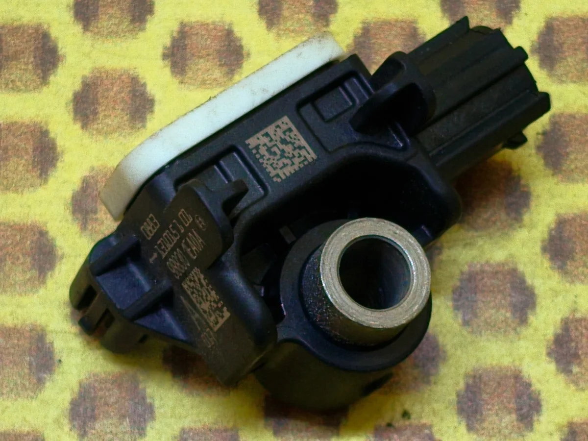 Датчик удара AIRBAG SRS Nissan Patrol 2013 K88301EA0A Y62 VQ56VD, задний левый