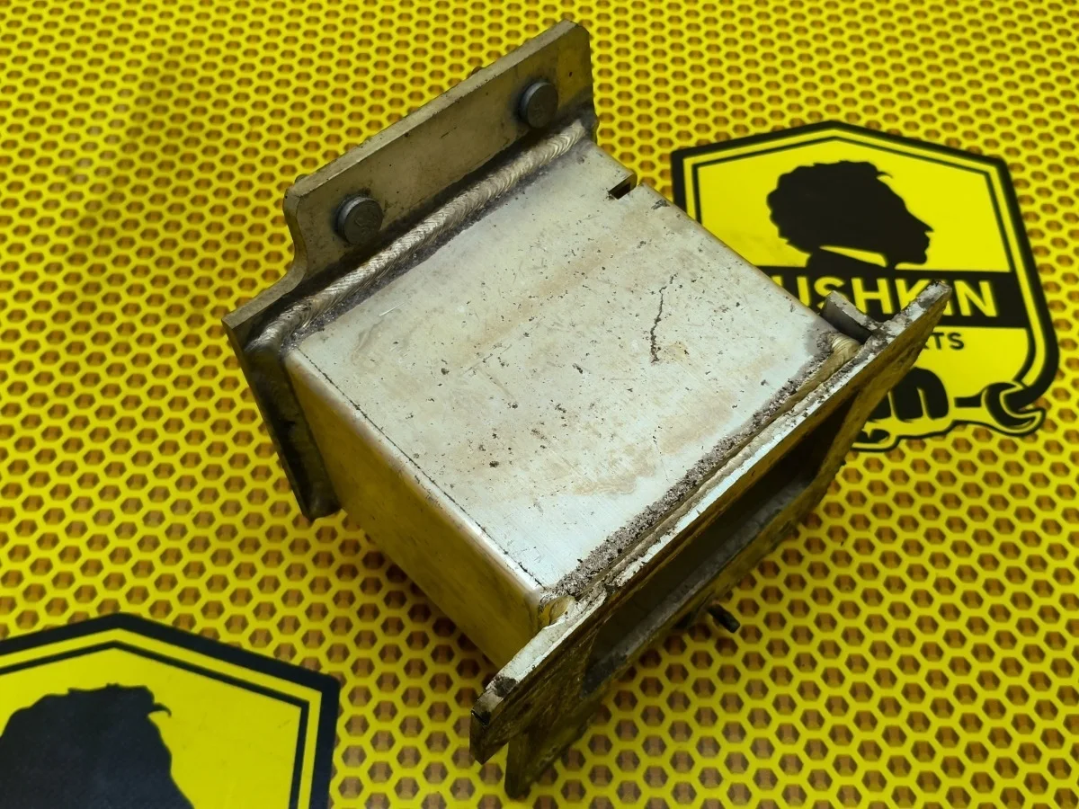 Кронштейн усилителя бампера Nissan Pathfinder 2015 622103JA0A R52 VQ35DE, передний правый