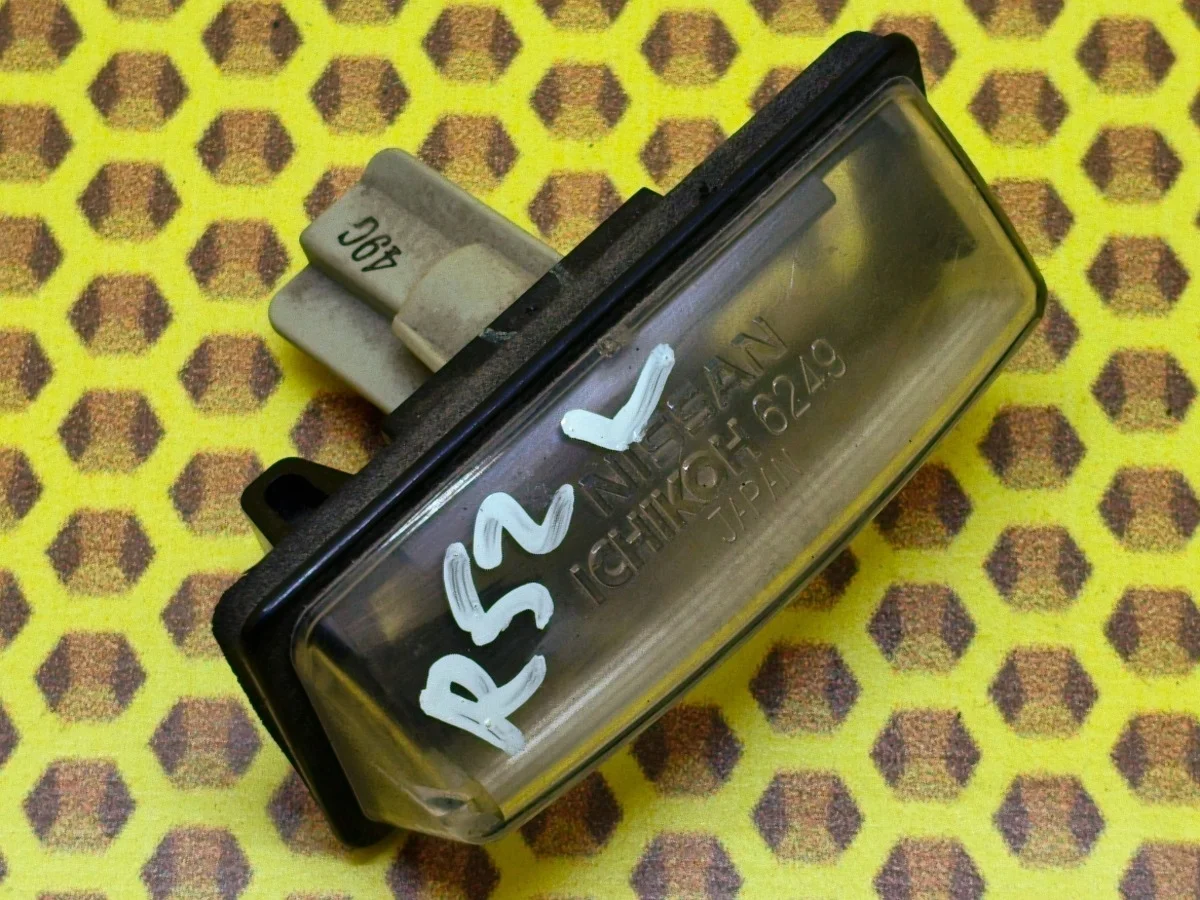 Подсветка номера Nissan Pathfinder 2015 265109Y00A R52 VQ35DE, левая