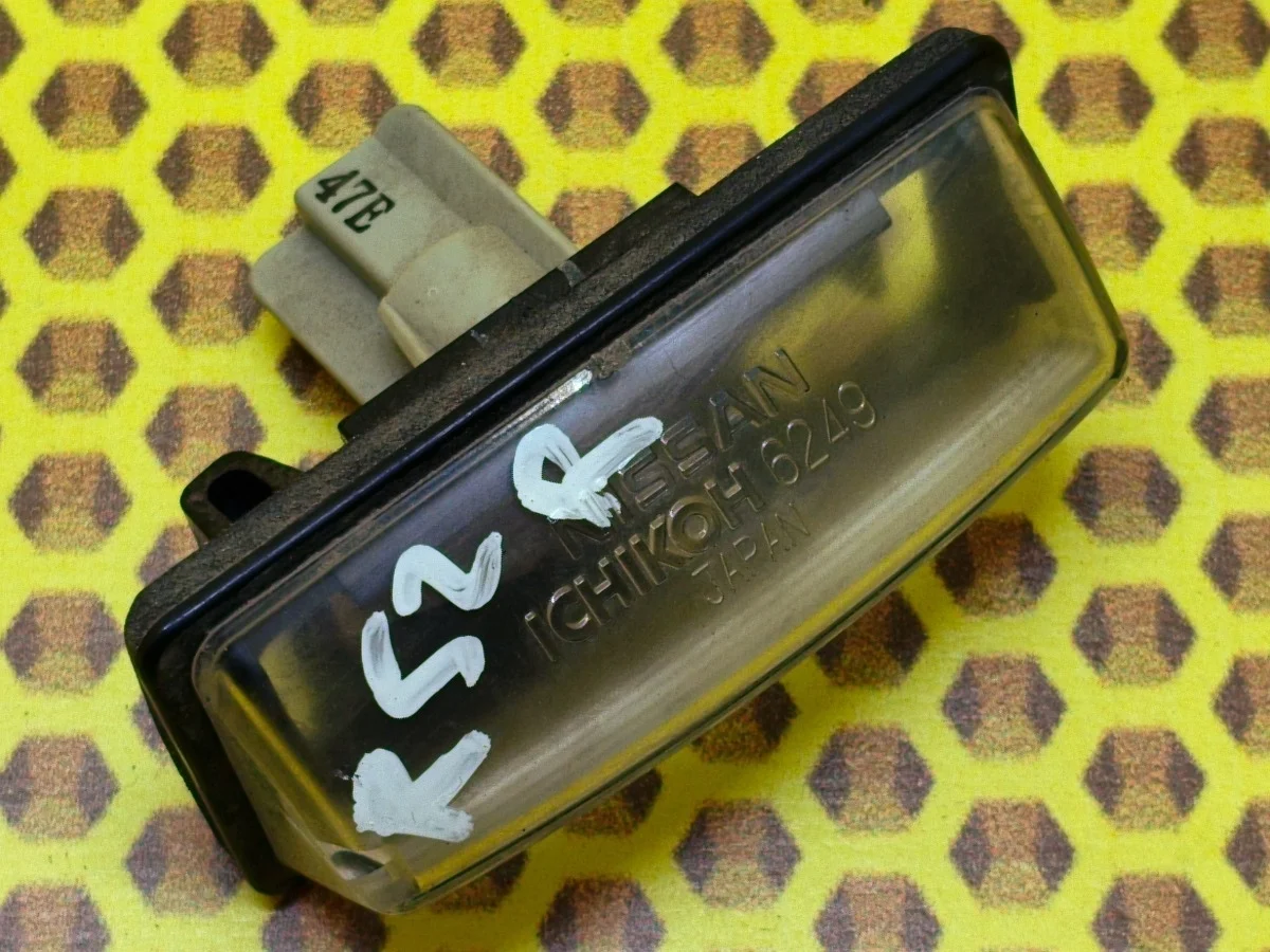 Подсветка номера Nissan Pathfinder 2015 265109Y00A R52 VQ35DE, правая